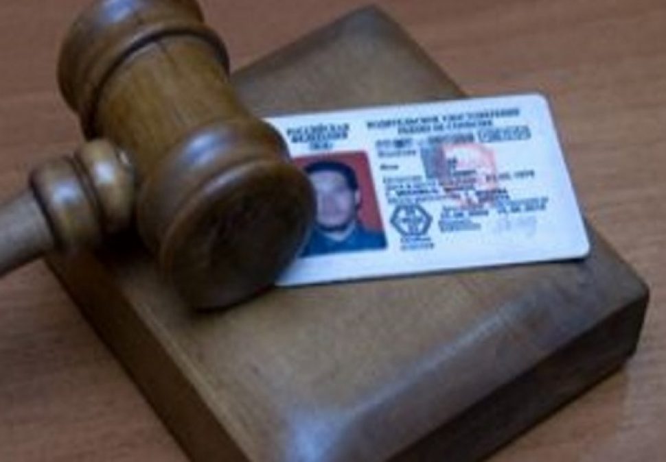 Мужчина предъявил для проверки сомнительные права полицейским Холмогорского района